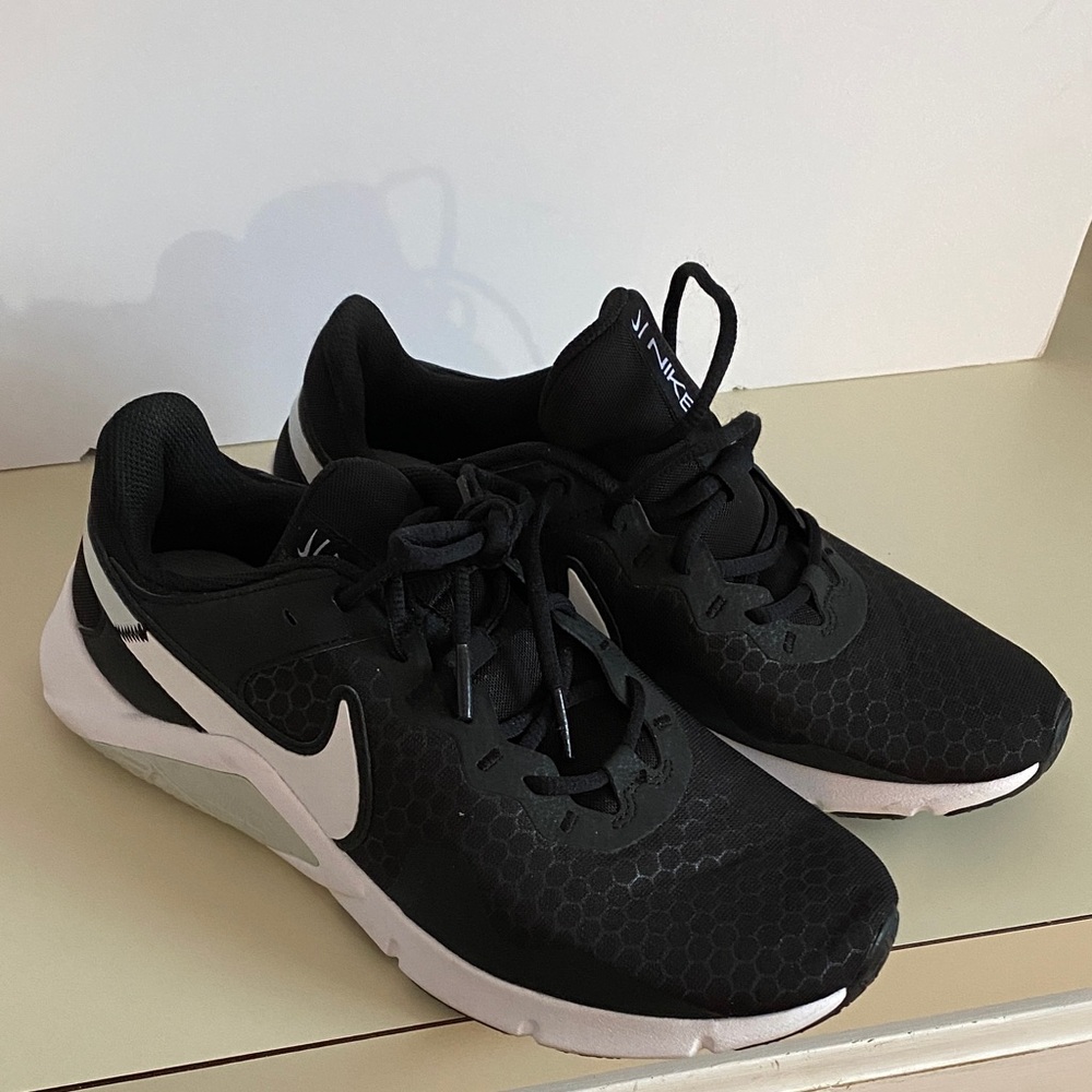 Nike women’s Black and White Athletic Shoes barely worn sz 10